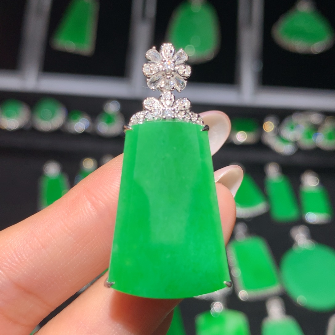 翡翠18K金镶嵌颈饰翡翠