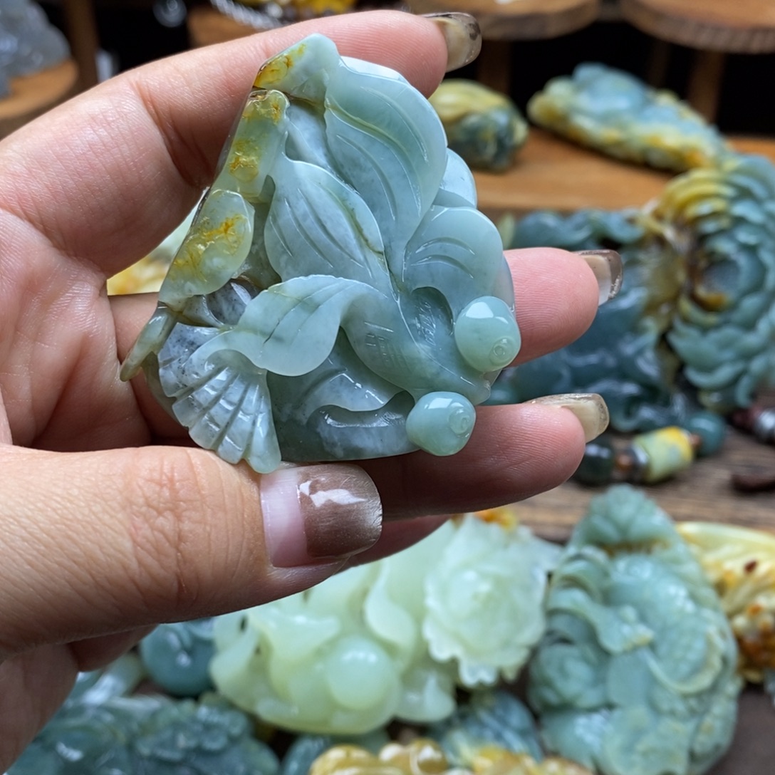 岫玉未镶嵌吊坠(赠链)微瑕