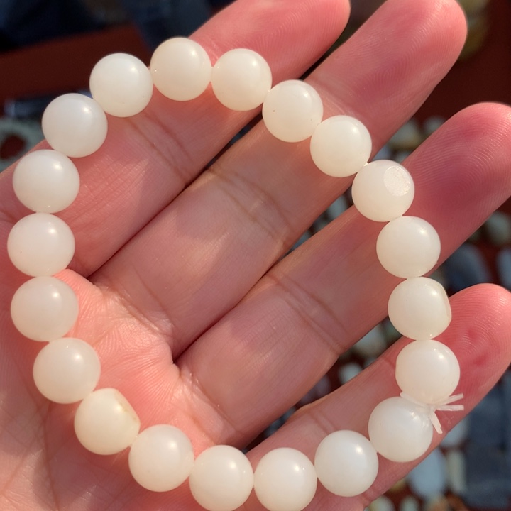 颈饰未镶嵌透闪石质玉