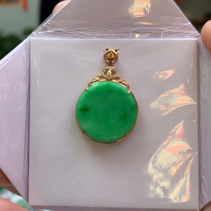 翡翠18K金镶嵌颈饰雪**主翡翠吊坠