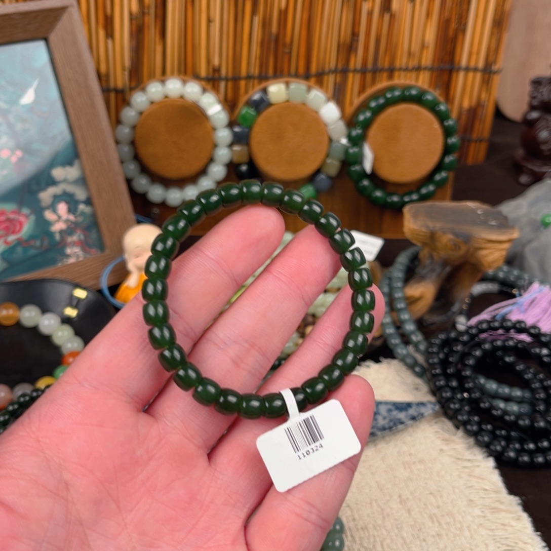 为***追和田玉未镶嵌手链