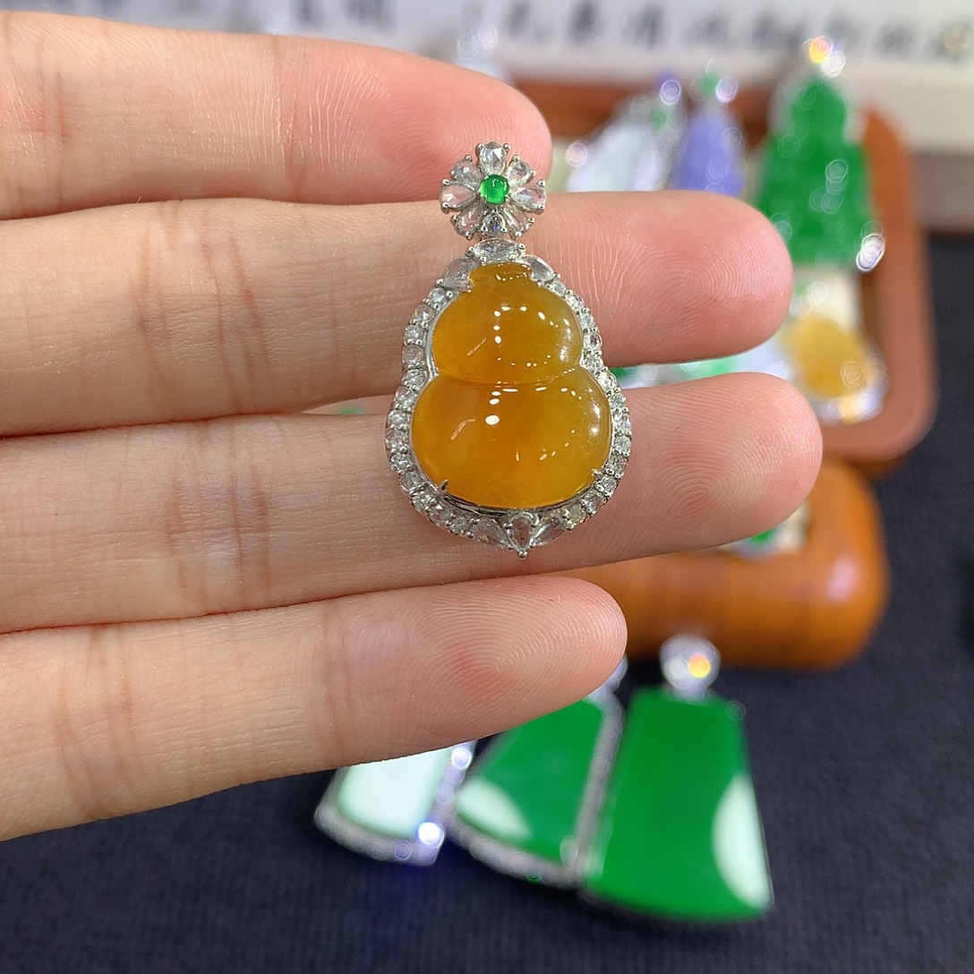 翡翠18K金镶嵌吊坠(不含链)葫芦