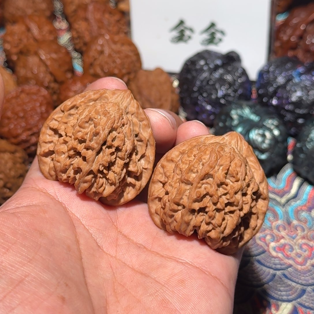 把件核桃1965桃心满天星，尺寸42 37 41