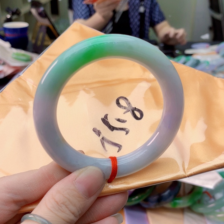 翡翠手镯未镶嵌翡翠手镯