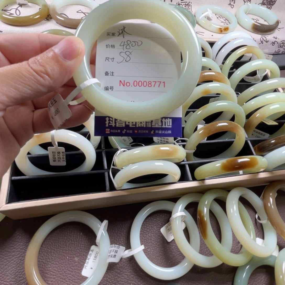 沐***沐和田玉未镶嵌手镯