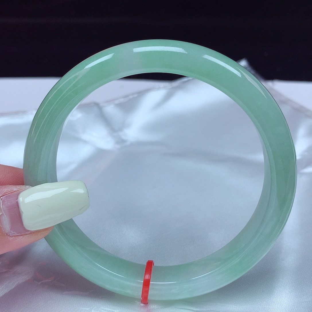 翡翠手镯未镶嵌60圈