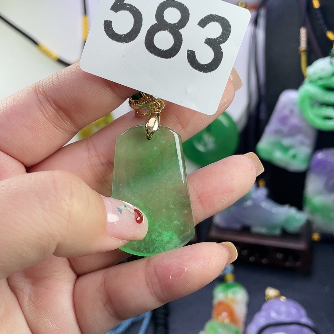 翡翠未镶嵌吊坠(赠链)