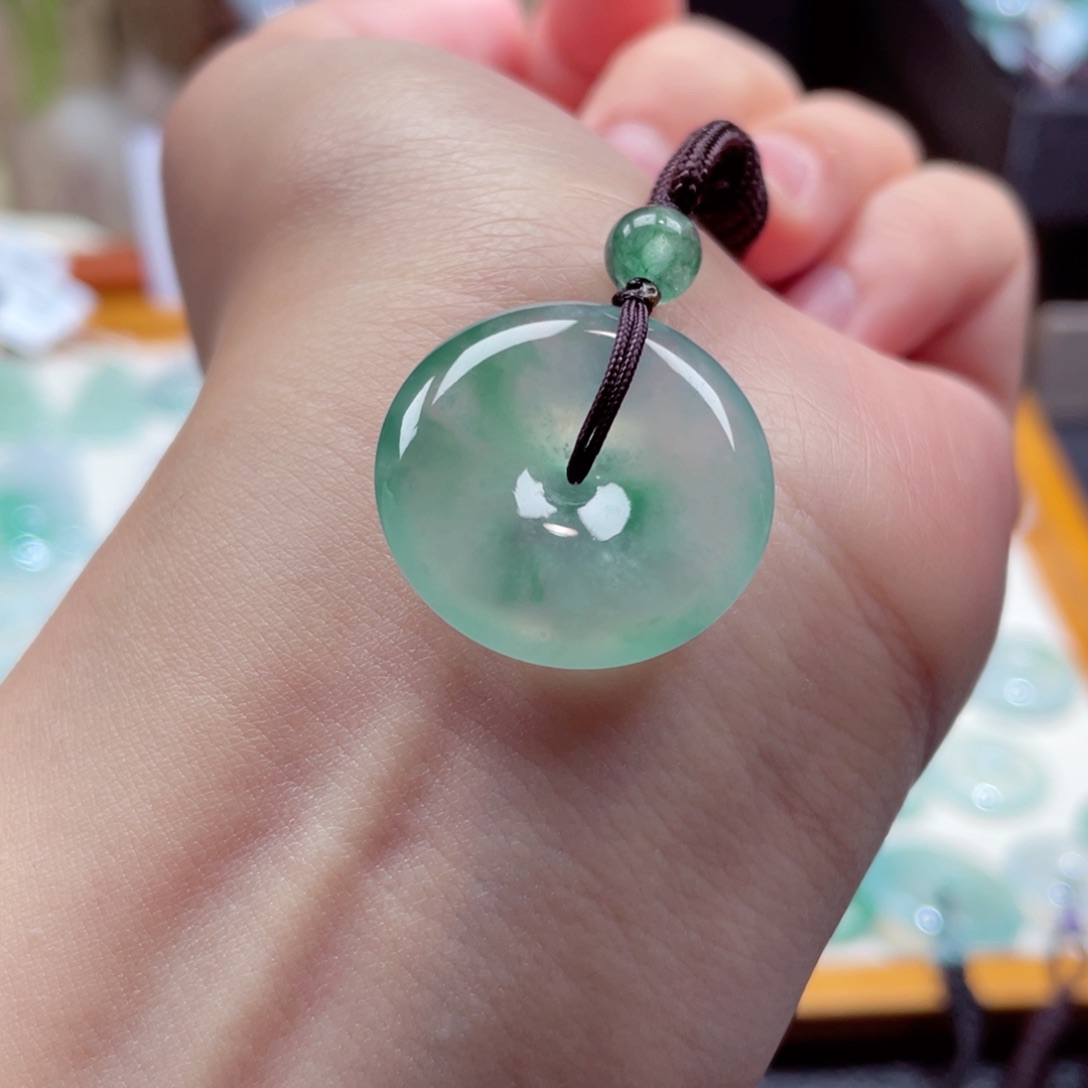 翡翠颈饰未镶嵌扣子