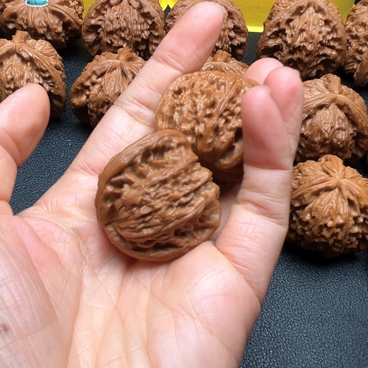 钱***生核桃36白狮子拼接三棱