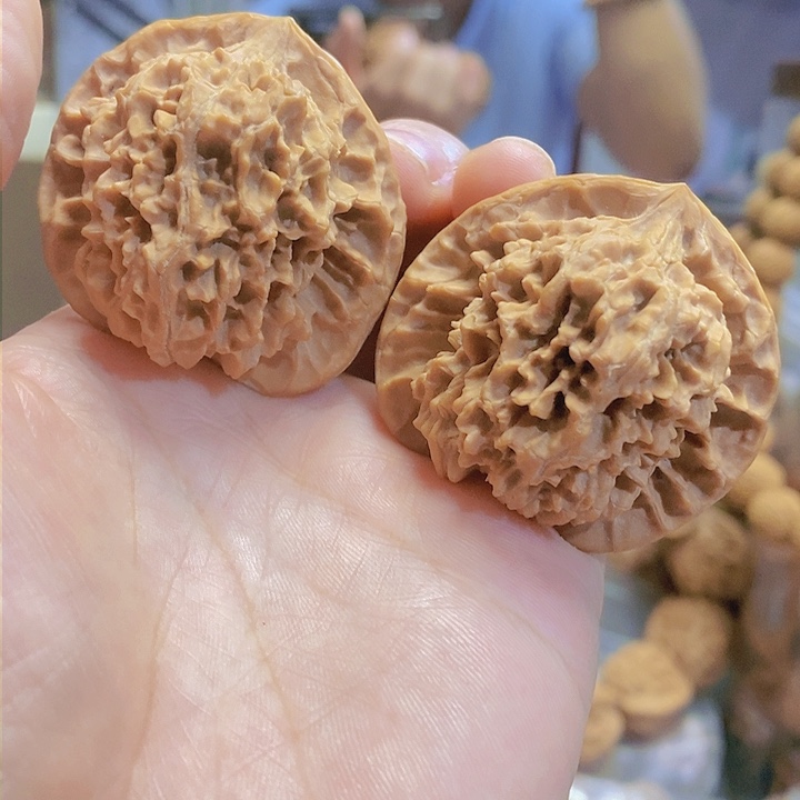 【闪购商品】文玩核桃把件44红皮乾隆纹