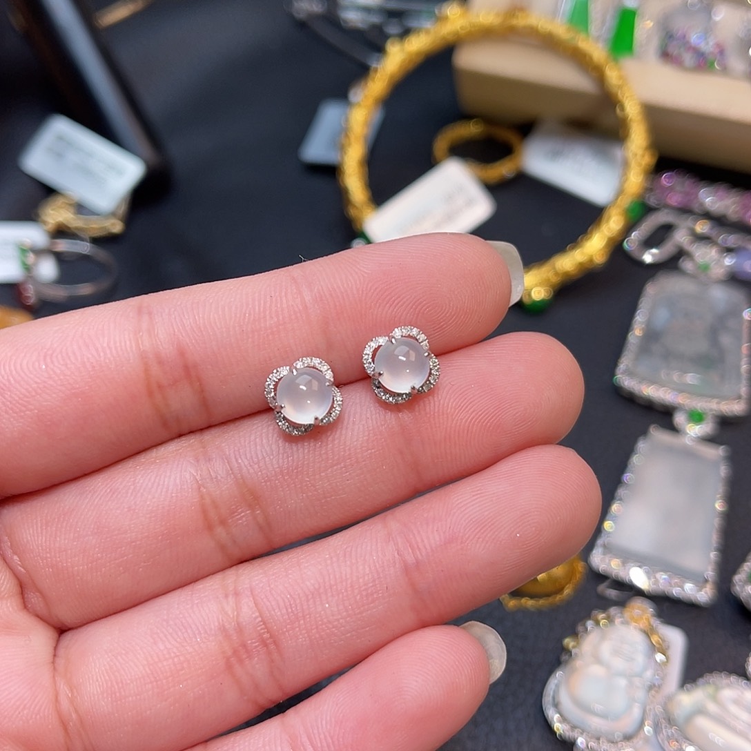18K金镶嵌翡翠耳饰蛋面