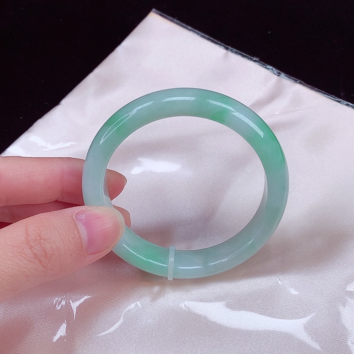 翡翠手镯未镶嵌翡翠