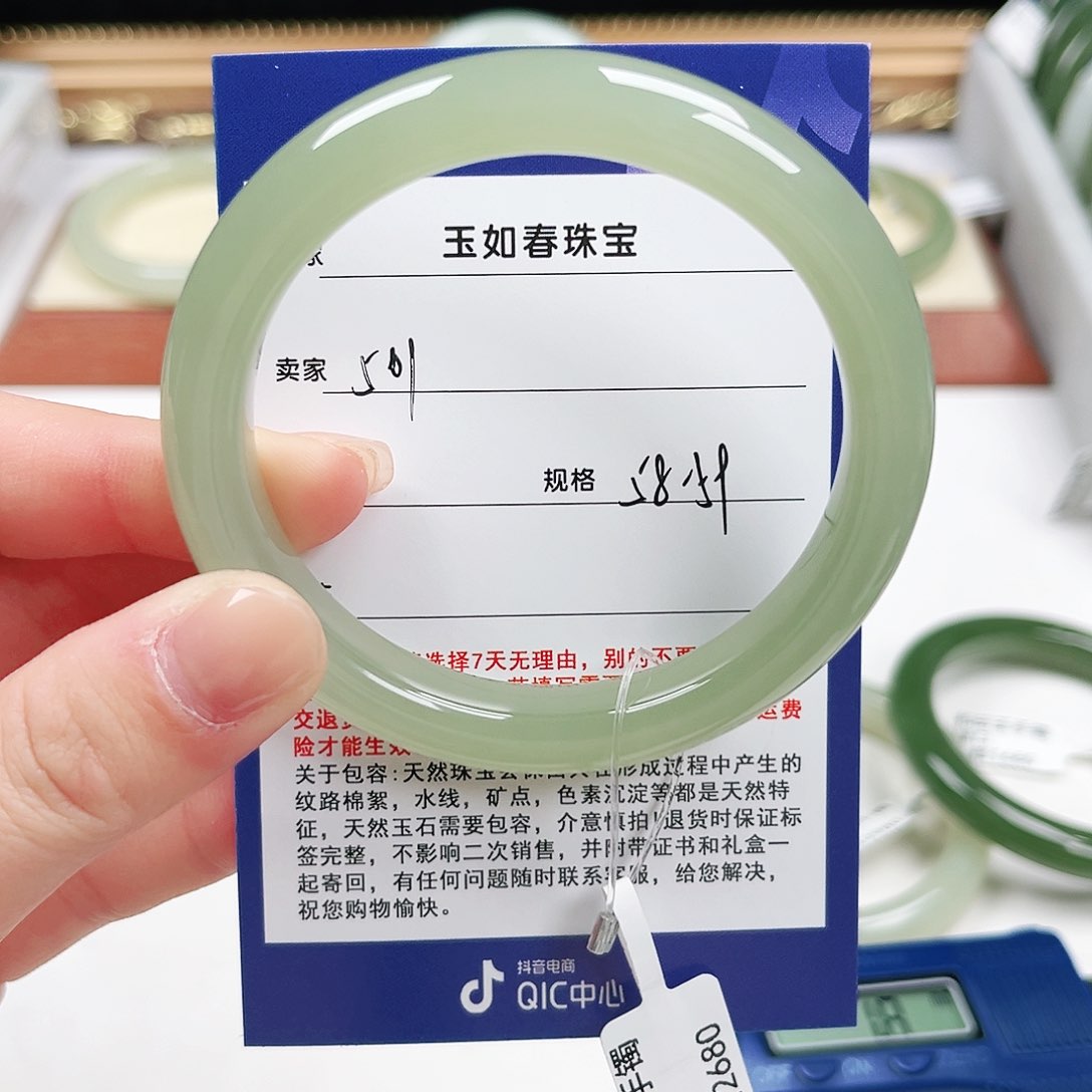 未镶嵌手镯和田玉牵****?