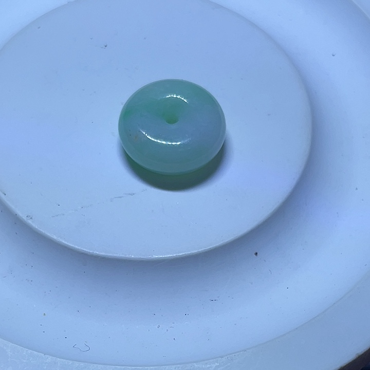 襄***儿翡翠未镶嵌颈饰小面包扣