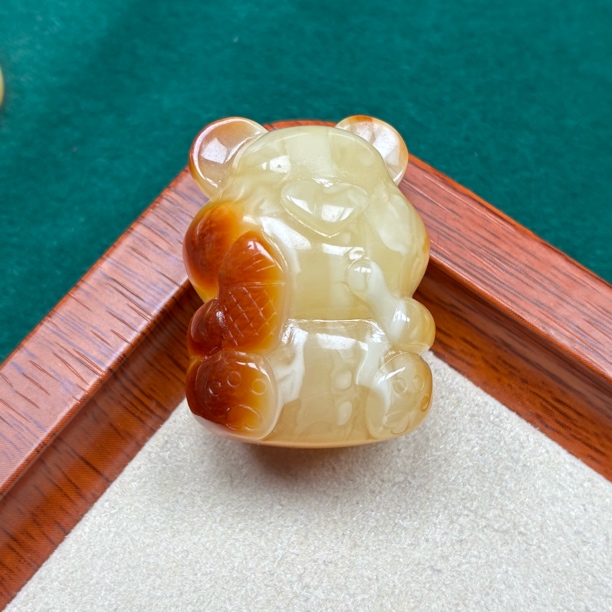 天然琥珀蜜蜡俏色虎皮妖花冰淇淋小熊（抖音基地发货，带证书）