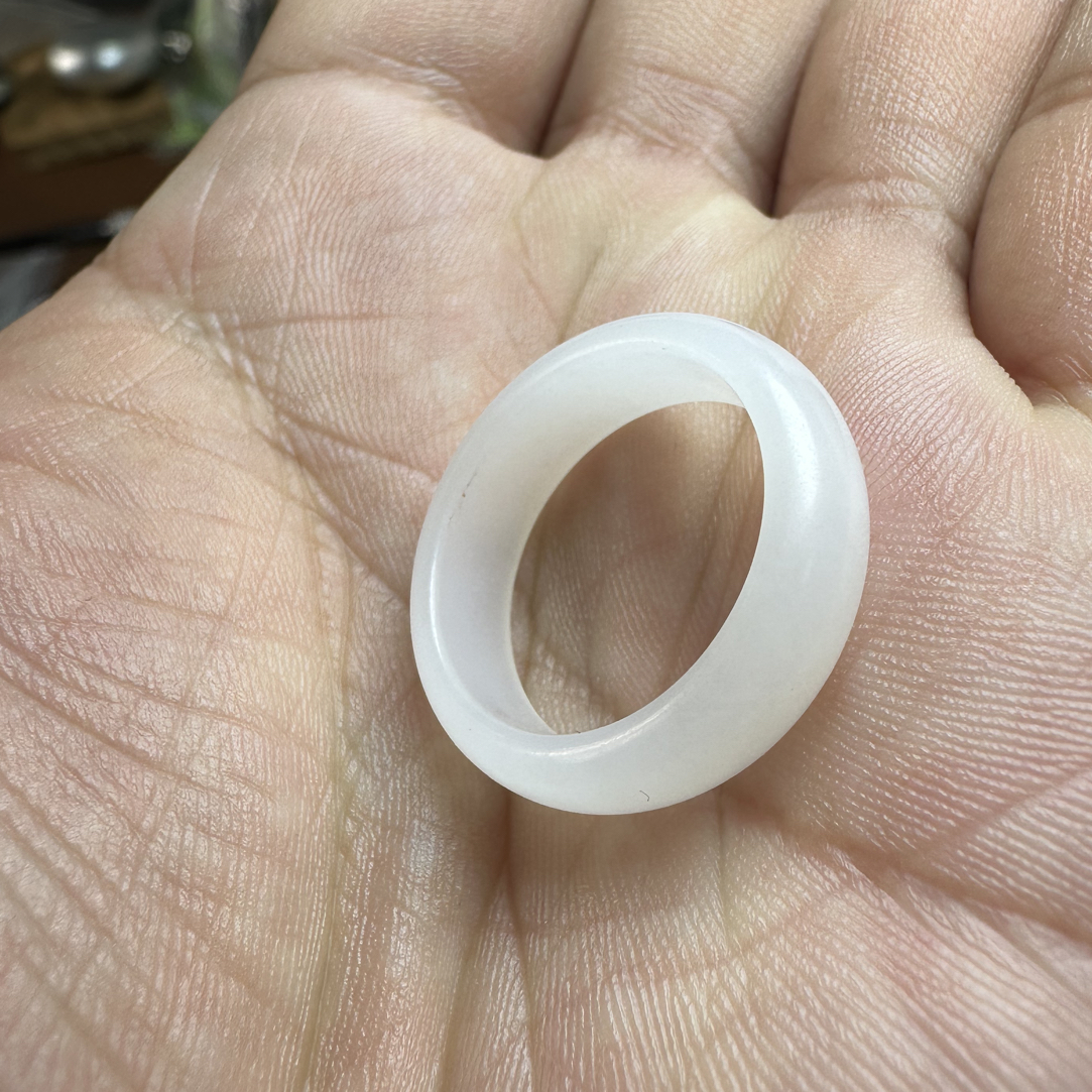 高端过灯油润细糯白的和田玉白玉俄芭莎戒圈