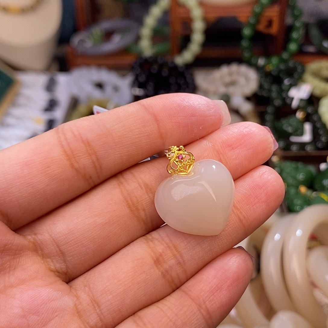 和田玉清货价红粉金镶爱心未镶嵌