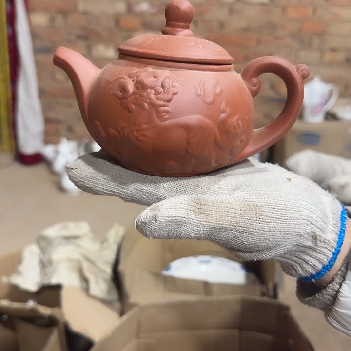 库存微瑕紫砂壶一个