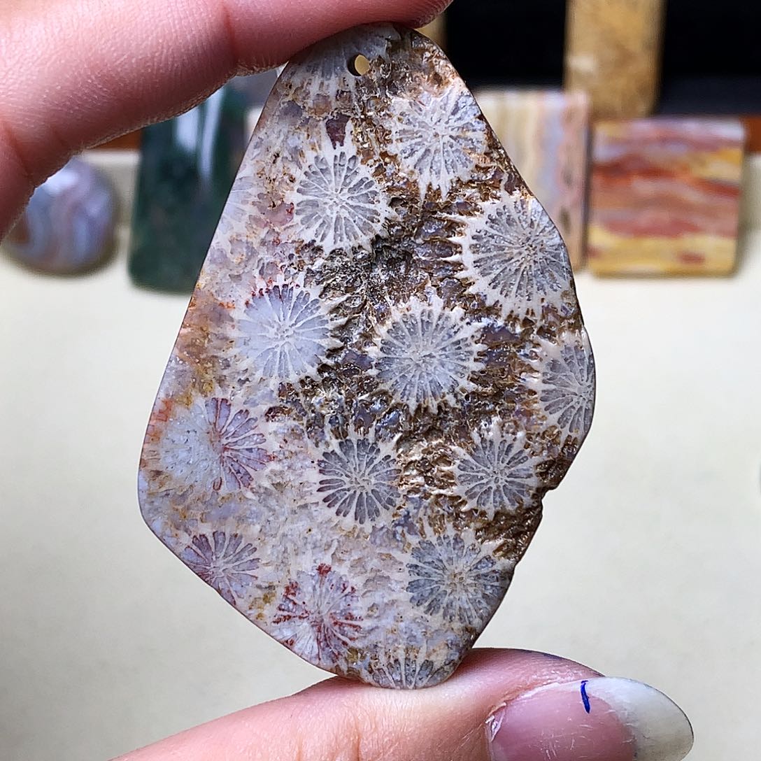 石英质玉颈饰未镶嵌彩*?