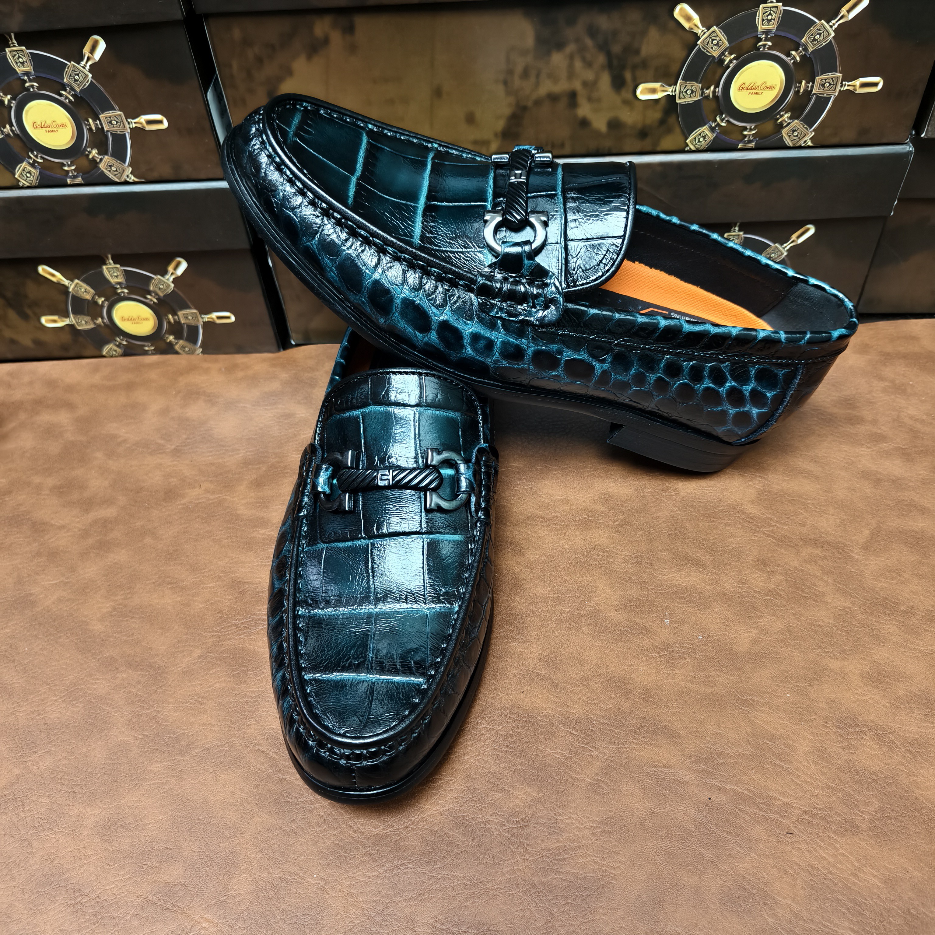 1803-188.空军蓝，鳄鱼休闲低帮车缝线马衔扣