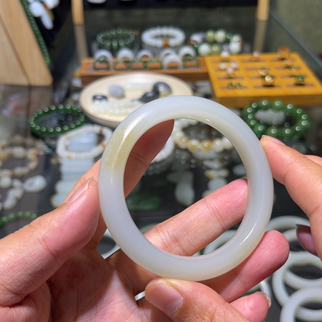 和田玉未镶嵌手镯