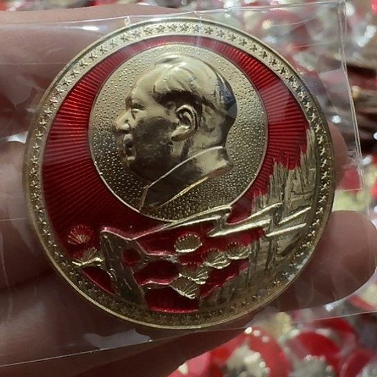 凡***就其他普通金属圆形红色人物像章