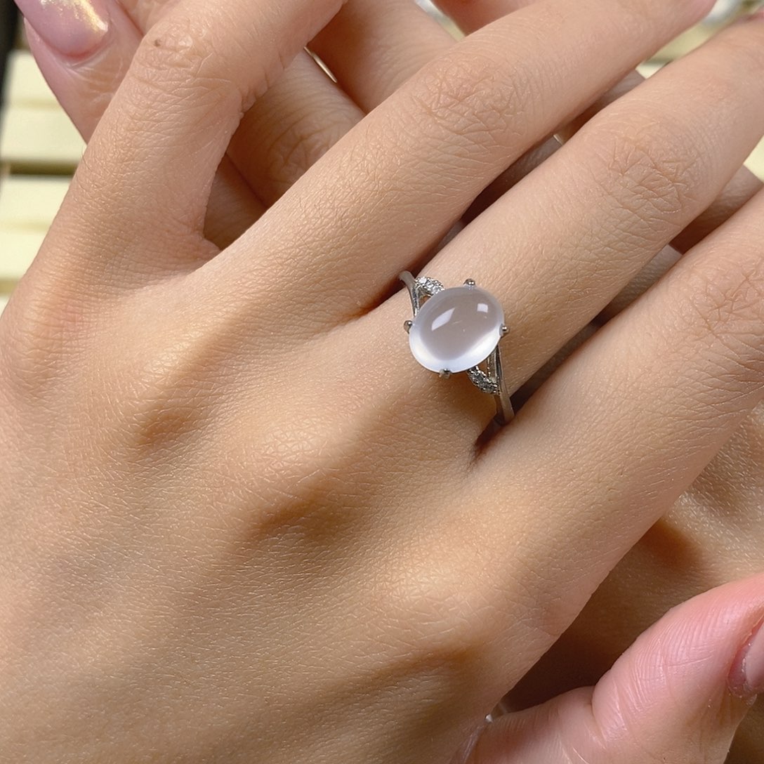 陆***妆石英质玉银S925镶嵌戒指