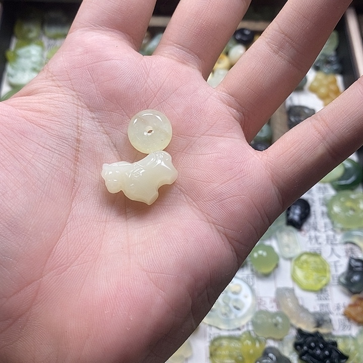 榴****蛇纹石玉未镶嵌颈饰