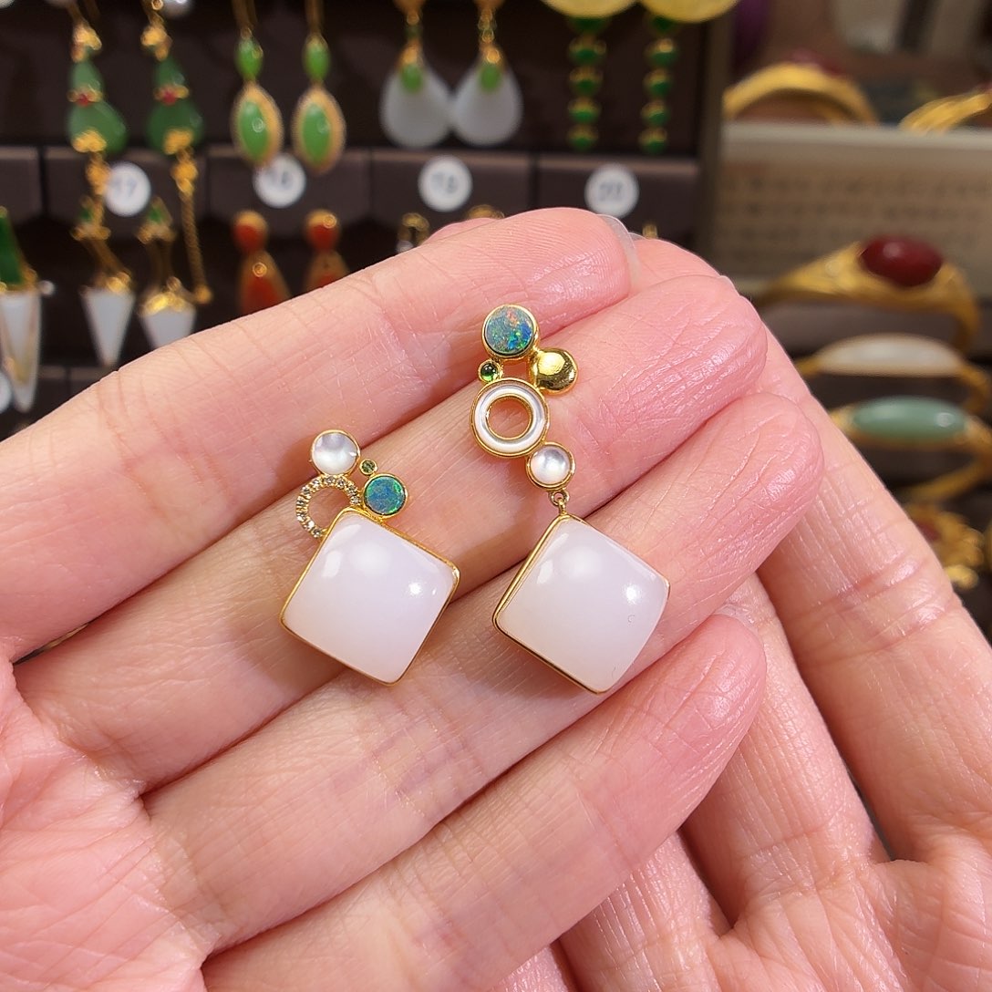 颈饰18K金镶嵌和田玉