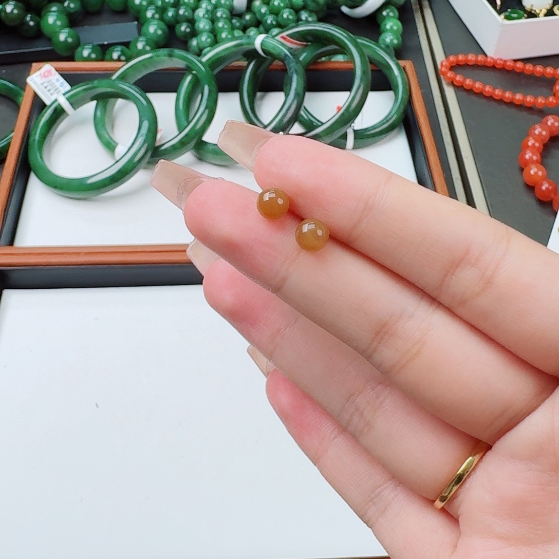 和田玉（糖玉）单珠款耳钉卡6银S925镶嵌