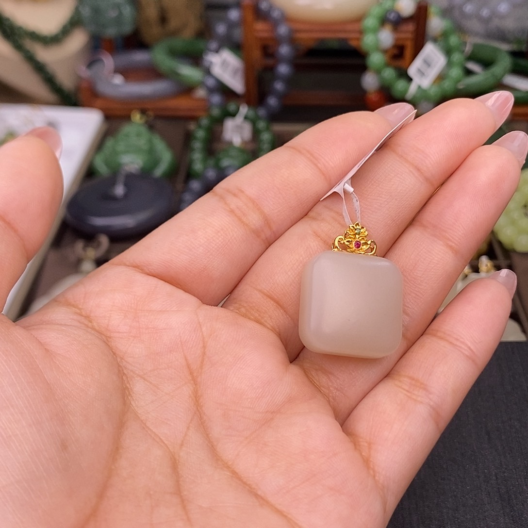 和田玉熟藕粉18.K金方糖吊坠清货价未镶嵌