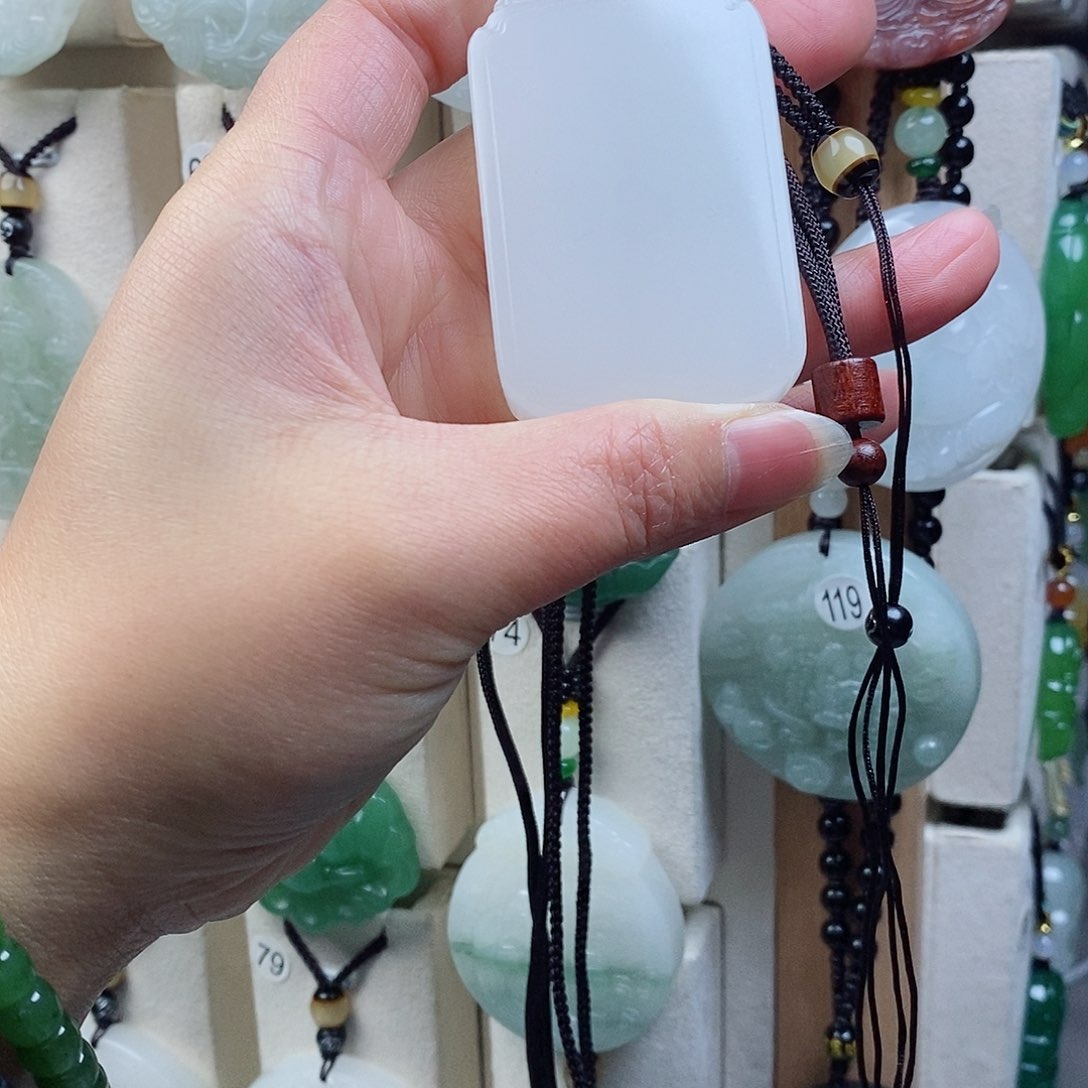 颈饰未镶嵌石英质玉（金丝玉）