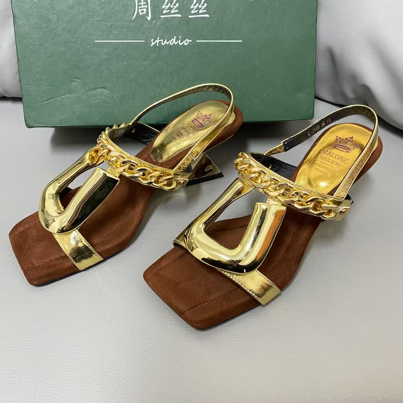 L2189 坡跟凉鞋女款新款小众设计感金属扣中跟时尚金色ins潮个性