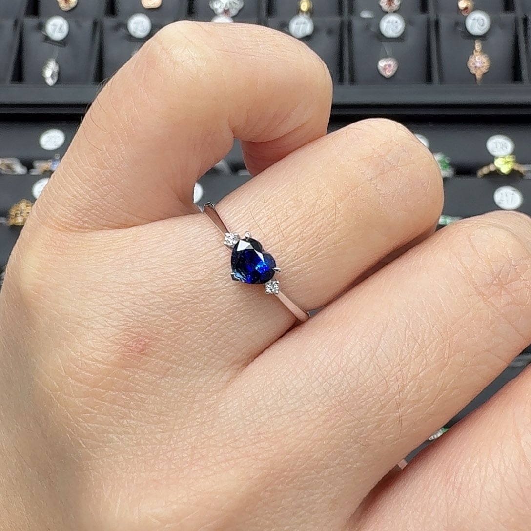 蓝宝石18K金镶嵌戒指桃心皇家蓝0.72克拉