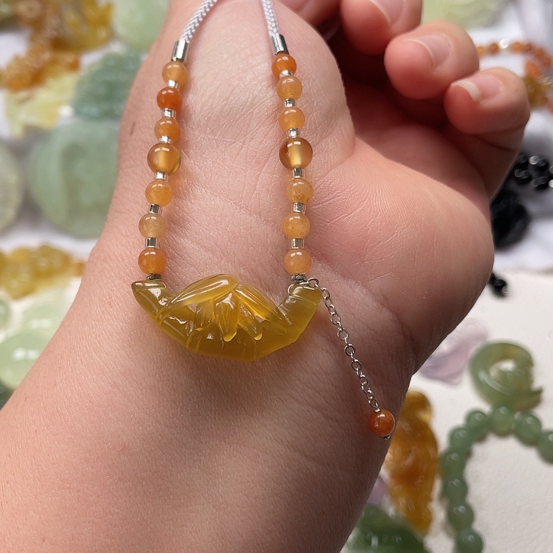 蛇纹石玉未镶嵌颈饰