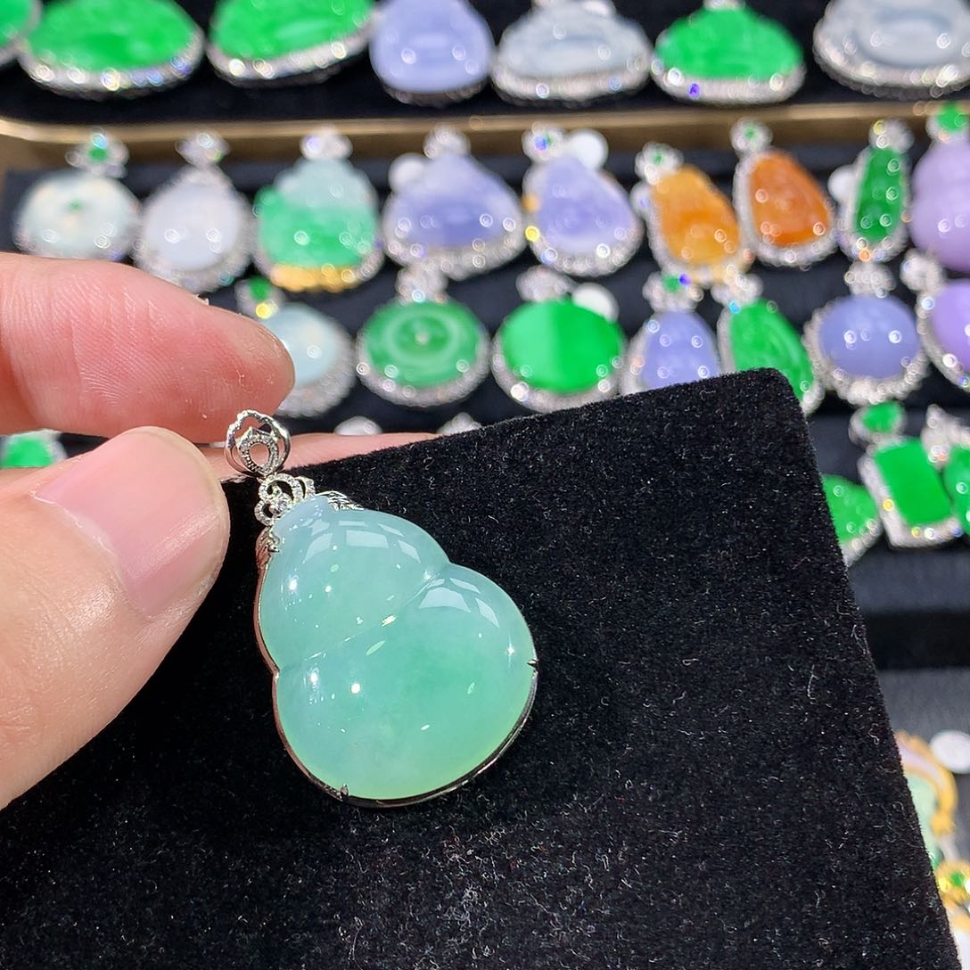 翡翠18K金镶嵌颈饰