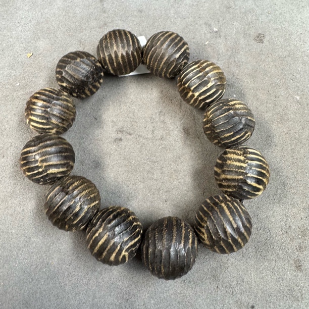 B409沉木随型珠手串