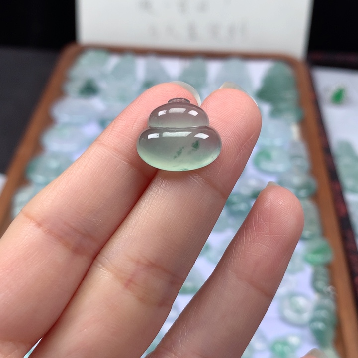 颈饰未镶嵌翡翠冰种晴底飘花葫芦