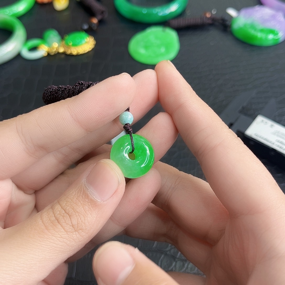 翡翠手镯未镶嵌多样性