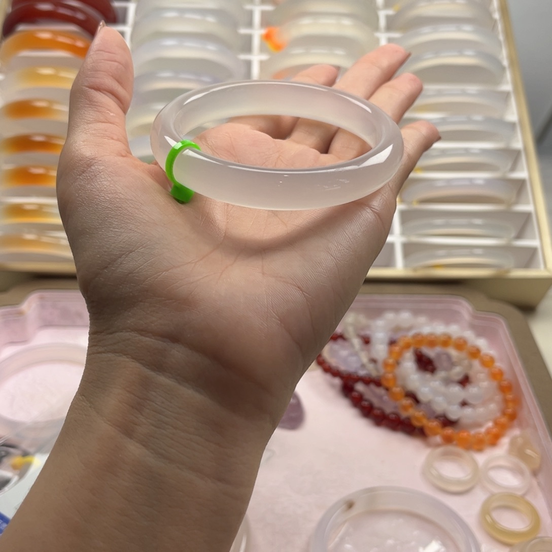 椒***虾玛瑙/玉髓手镯未镶嵌