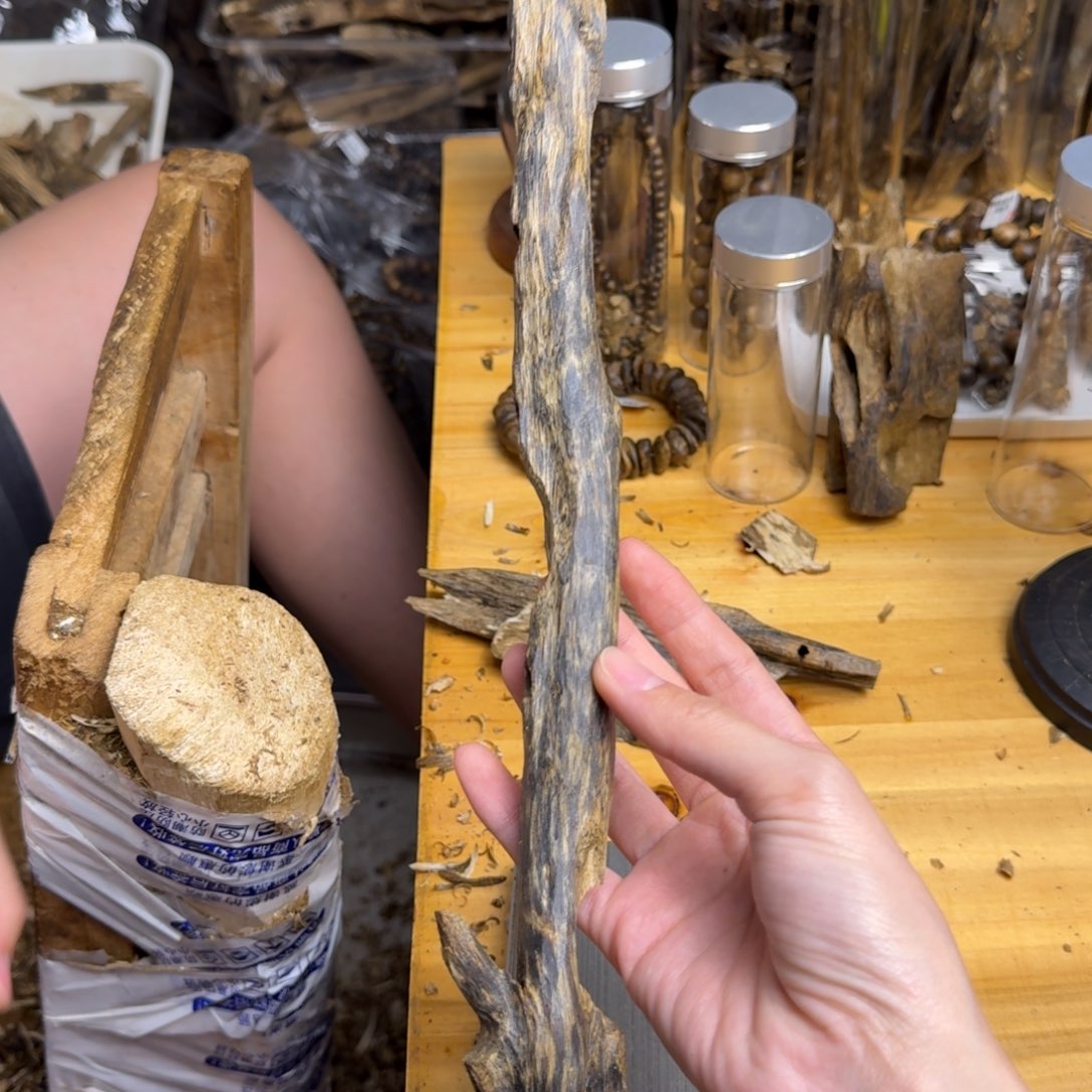 沉香沉香碎屑蓝宝石虫漏块料43克