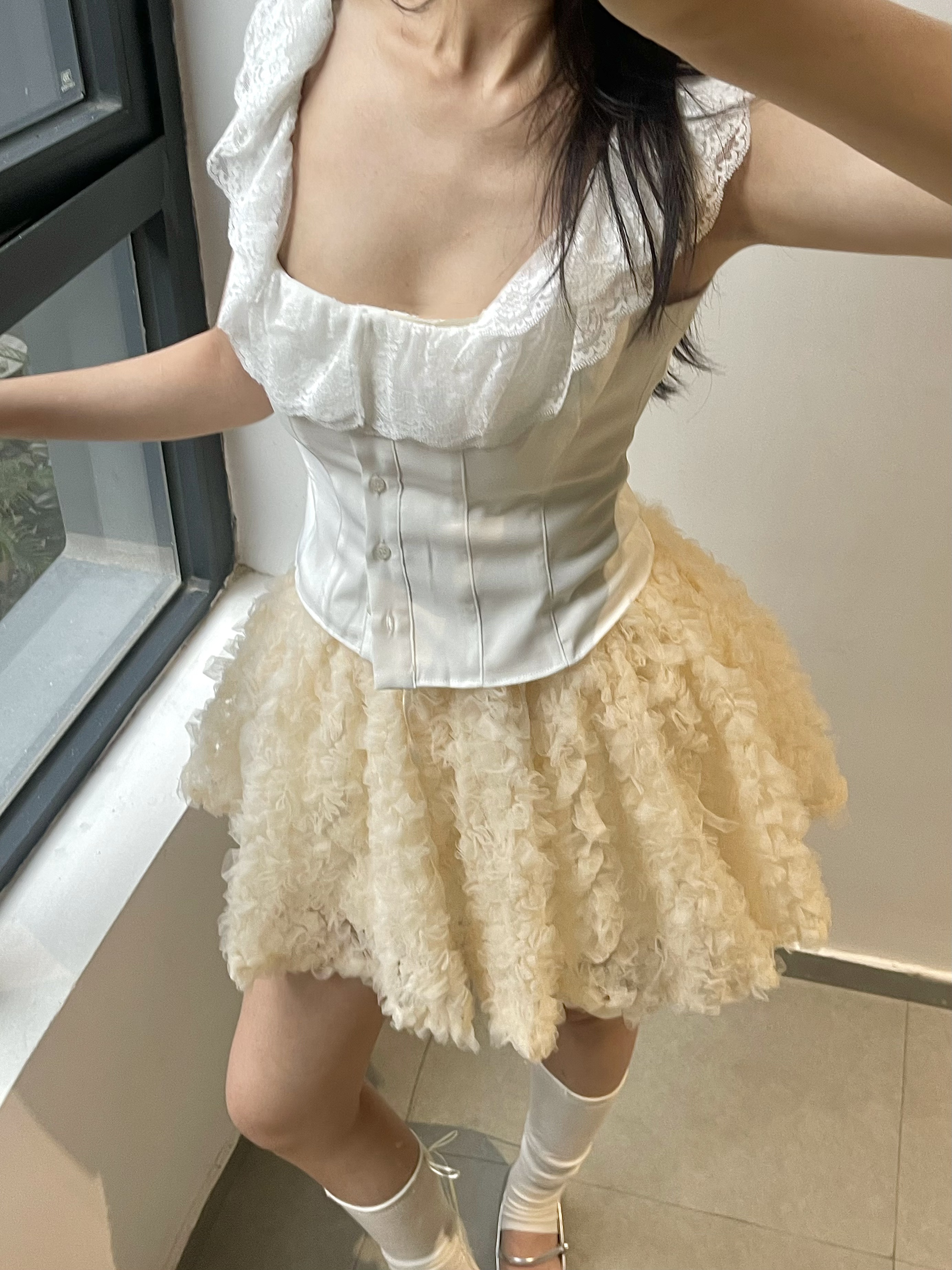 【奥莉】2025春夏：ins立体钩花瓣蕾丝蓬蓬短裙2584