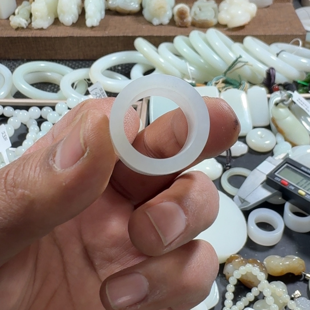 斌***哥和田玉未镶嵌手链18.3戒指