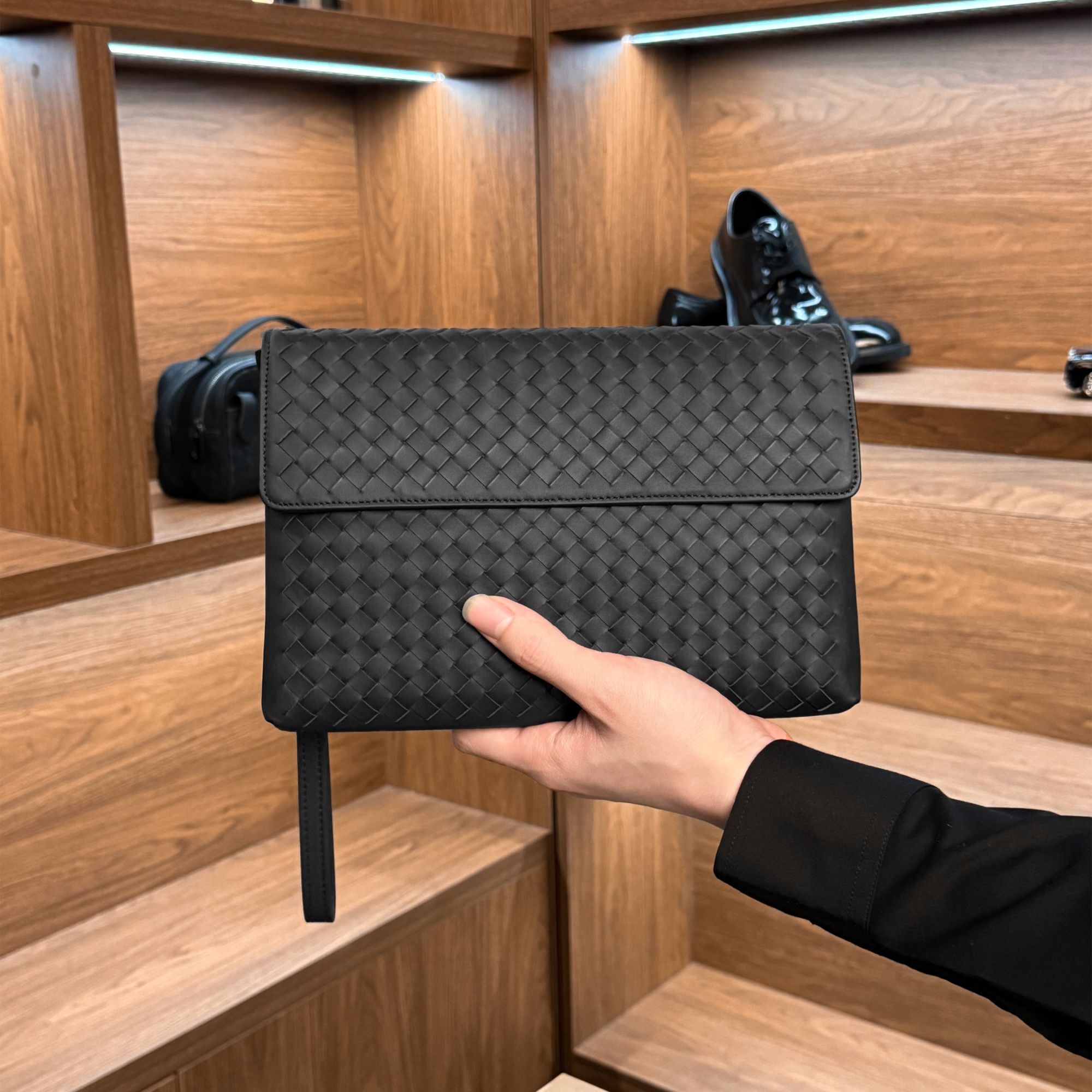 BV头层胎牛皮纯手工编织信封包手抓包邮差包双层高端高级黑色时尚