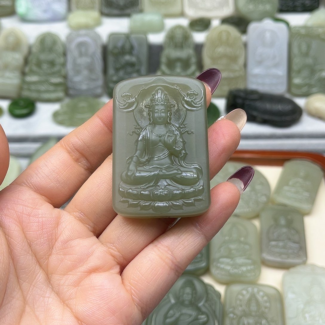 和田玉颈饰未镶嵌家****?