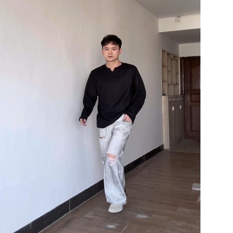 方向的向 春季新款  v领华夫格长袖T恤+洗水破洞白灰色直筒牛仔裤