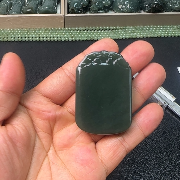 和田玉未镶嵌把件