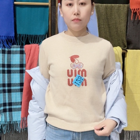 羊绒米色毛衣樱桃