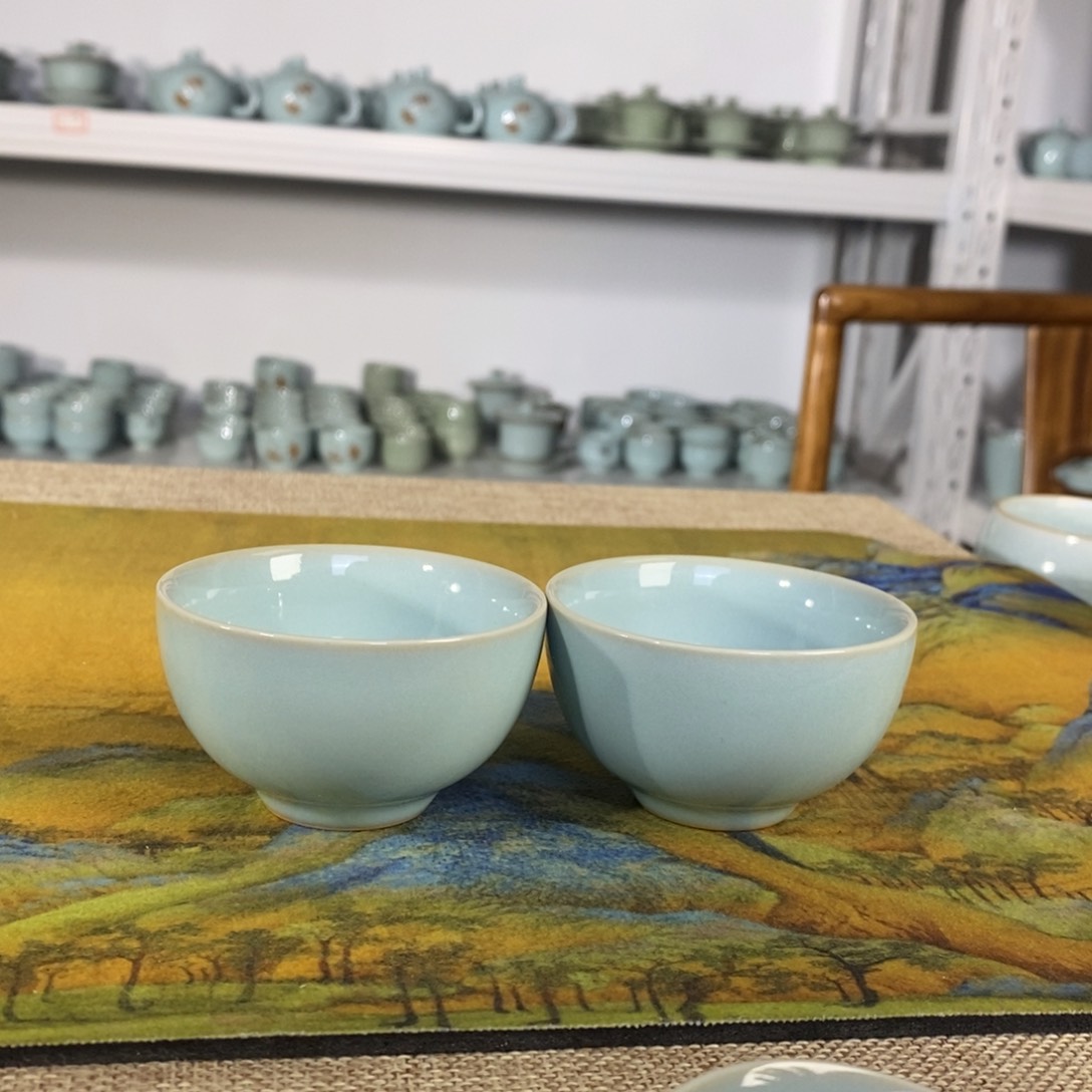 【闪购商品】 天青鸡心杯微微瑕一对，，。。。