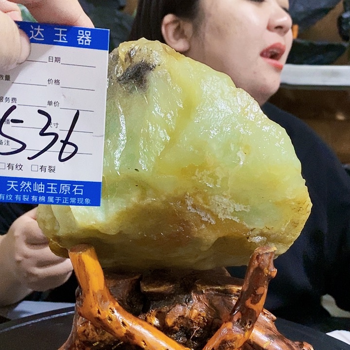 蛇纹石玉原石未镶嵌